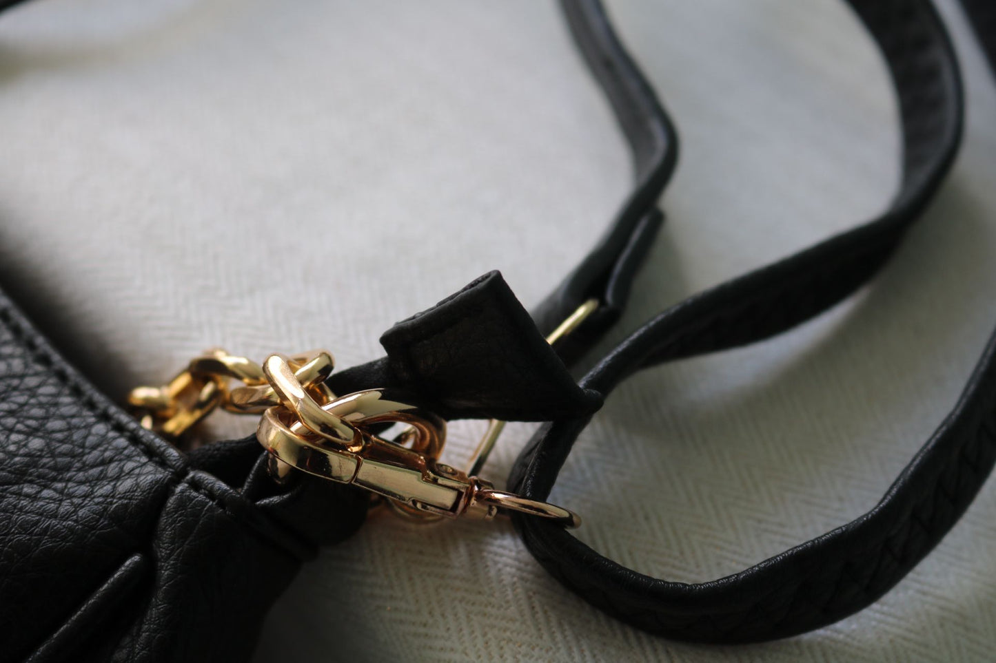 Schoudertas met gouden ketting