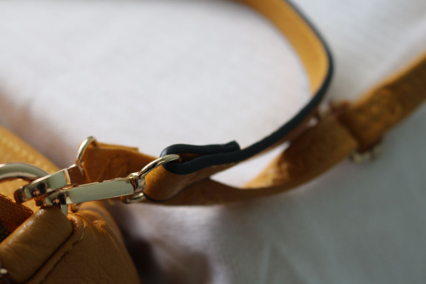 Schoudertas met gouden ketting