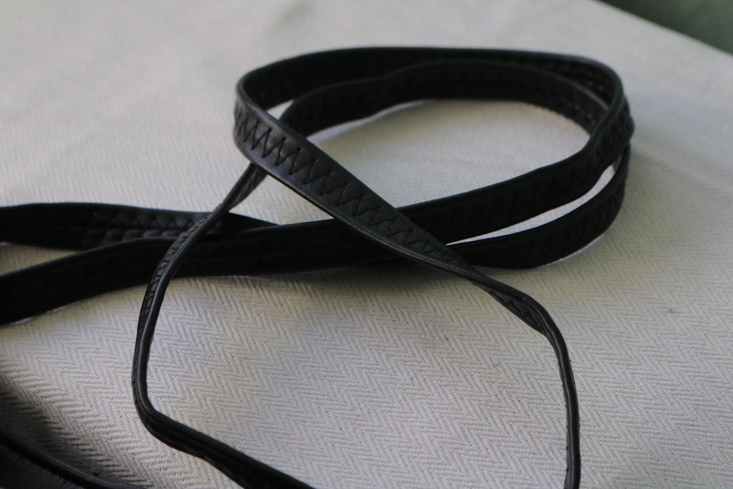 Schoudertas met zwarte / okergele ketting