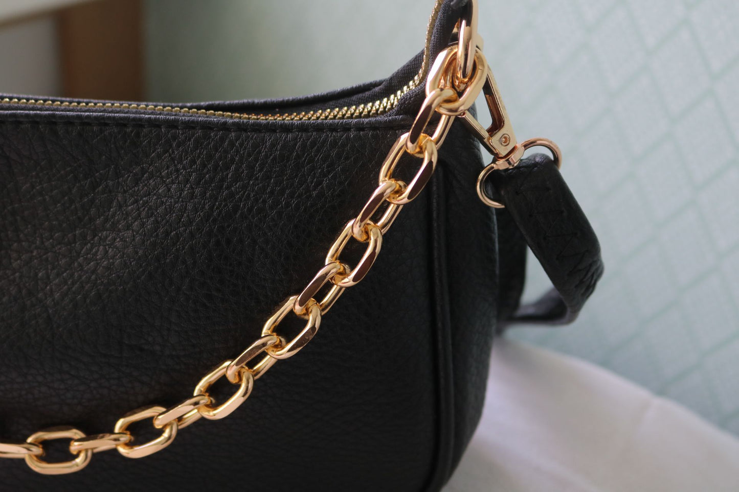 Schoudertas met gouden ketting